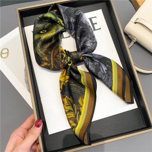 Carré de Soie Motif Hibou Doré Foulard Trend